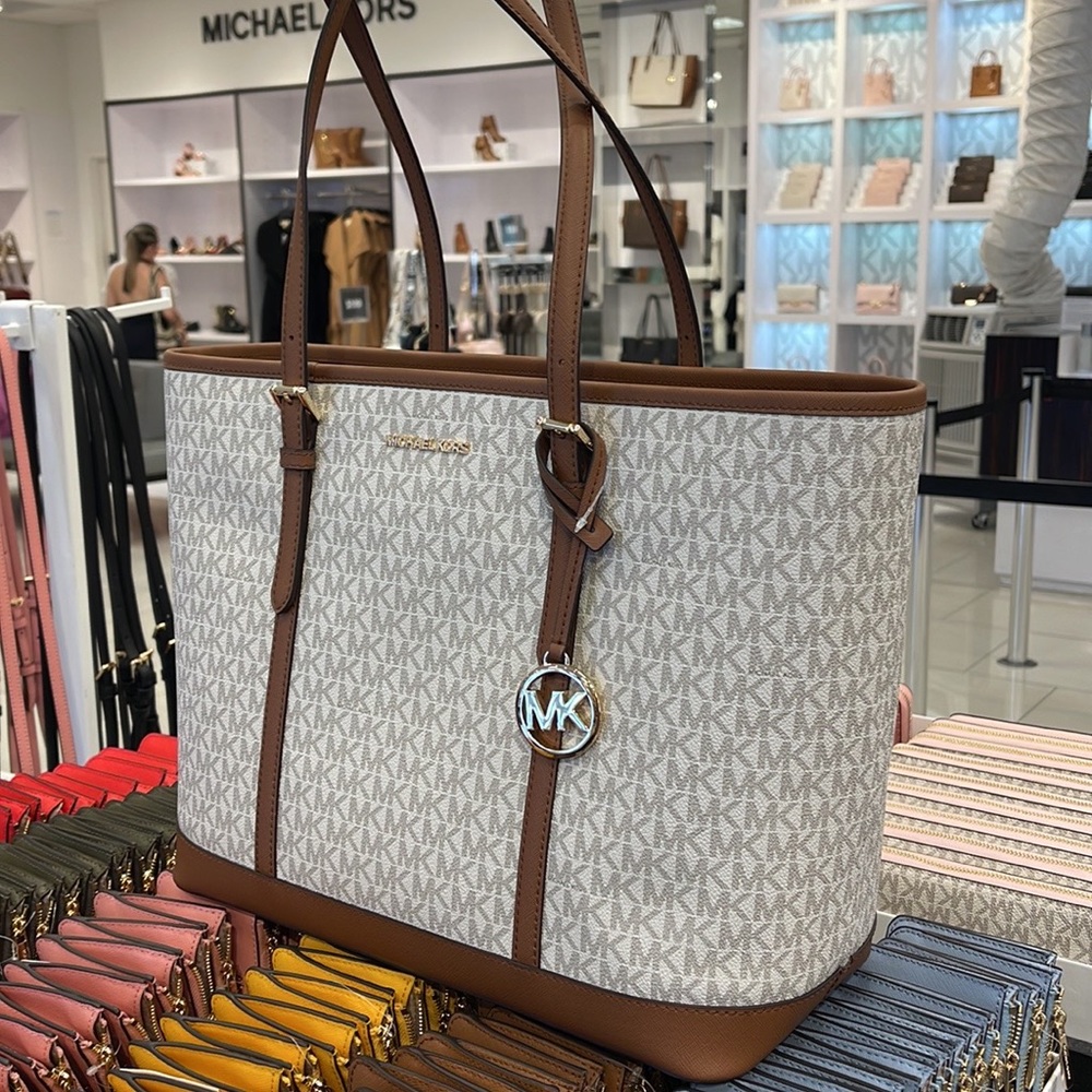 MICHAEL KORS
Jet Set Travel Large Logo Tote Shoulder Bag
COLOR VANILLA 
NWT - Picture 8 of 16